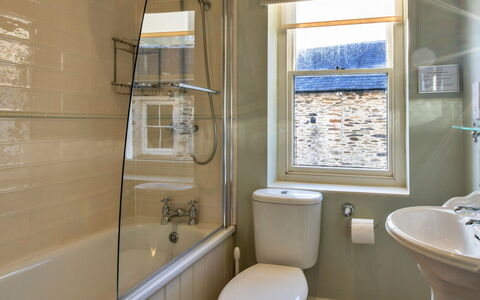 Captain'S Cottage at Mixtow Creek: Badkamer, Wc Bril, Muur, Loodgieterswerkinrichting, Toilet, Flooring, Interieur Ontwerp, Verdieping, Loodgieter, Bad