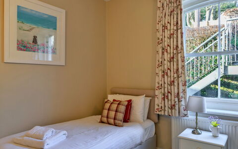 Captain'S Cottage at Mixtow Creek: Meubilair, Bed, Interieur Ontwerp, Slaapkamer, Muur, Bedding, Laken, Verdieping, Flooring, Hout