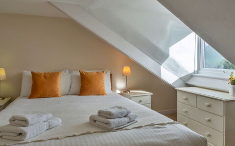 Bosuns Loft at Mixtow Creek: Bed, Interieur Ontwerp, Meubilair, Slaapkamer, Laken, Flooring, Bedding, Verdieping, Hout, Plafond
