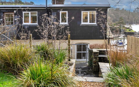 Bosuns Loft at Mixtow Creek: Huis, Struik, Woongebied, Huis, Verblijf, Tuin, Schuifraam, Siding, Backyard, Werf