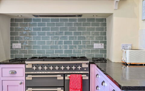 Kits House at Mixtow Creek: Keuken, Toestel Van De Keuken, Major Appliance, Fornuis, Countertop, Fornuis, Flooring, Interieur Ontwerp, Gasfornuis, Huishoudapparatuur