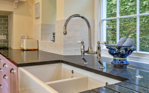 Kits House at Mixtow Creek: Countertop, Keuken, Loodgieterswerkinrichting, Wastafel, Gootsteen, Interieur Ontwerp, Kraan, Cabinetry, Loodgieter, Flooring