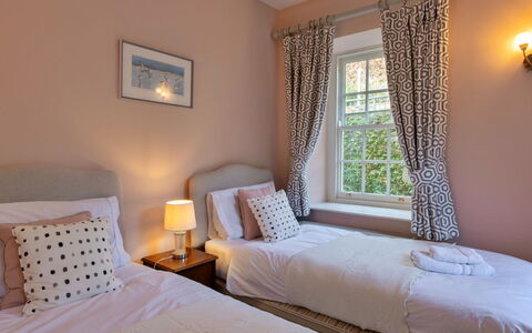 Kits House at Mixtow Creek: Bed, Slaapkamer, Bedding, Laken, Interieur Ontwerp, Meubilair, Textiel, Linens, Bed Frame, Verdieping