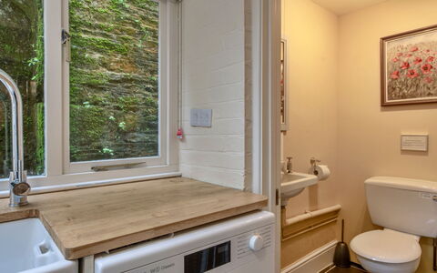 Kits House at Mixtow Creek: Wasmachine, Loodgieterswerkinrichting, Flooring, Hout, Interieur Ontwerp, Verdieping, Loodgieter, Wasruimte, Badkamer, Wasdroger