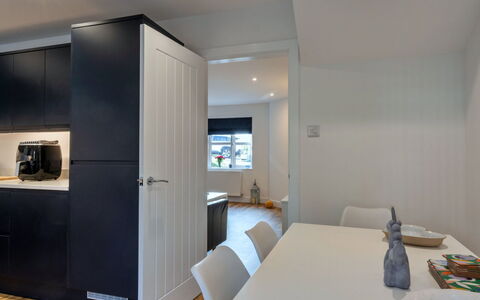 Salt & Stone: Interieur Ontwerp, Meubilair, Flooring, Muur, Verdieping, Hout, Plafond, Countertop, Cabinetry, Keuken