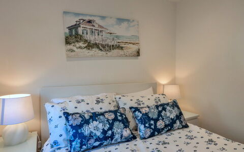 Salt & Stone: Meubilair, Interieur Ontwerp, Slaapkamer, Bed, Linens, Verdieping, Laken, Kamer, Textiel, Bedding