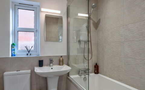 Salt & Stone: Badkamer, Loodgieterswerkinrichting, Flooring, Muur, Verdieping, Wastafel, Interieur Ontwerp, Wastafel In De Badkamer, Bad, Kraan