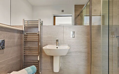 No.1 Sand Banks: Flooring, Muur, Badkamer, Verdieping, Interieur Ontwerp, Loodgieterswerkinrichting, Wastafel, Loodgieter, Verlichting, Wastafel In De Badkamer