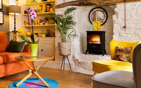Wallis Cottage: Meubilair, Interieur Ontwerp, Hout, Geel, Flooring, Verdieping, Haard, Woonkamer, Verlichting, Kamer