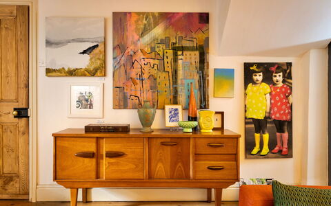 Wallis Cottage: Fotolijst, Interieur Ontwerp, Meubilair, Verf, Woonkamer, Beits, Moderne Kunst, Lade, Buffet, Vernis