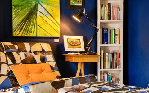Wallis Cottage: Meubilair, Blauw, Interieur Ontwerp, Geel, Flooring, Textiel, Stoel, Verdieping, Woonkamer, Verlichting