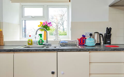 Arfron: Keuken, Toestel Van De Keuken, Countertop, Major Appliance, Cabinetry, Interieur Ontwerp, Flooring, Huishoudapparatuur, Gootsteen, Kamer
