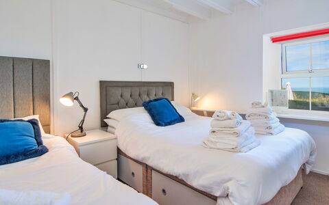 Arfron: Bed, Slaapkamer, Meubilair, Bedding, Laken, Interieur Ontwerp, Verdieping, Plafond, Bed Frame, Flooring