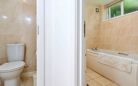 Arfron: Loodgieterswerkinrichting, Flooring, Badkamer, Verdieping, Interieur Ontwerp, Loodgieter, Deur, Wastafel, Bad, Kraan