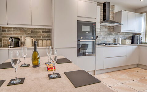 Dockyard House: Toestel Van De Keuken, Keuken, Countertop, Cabinetry, Interieur Ontwerp, Major Appliance, Flooring, Meubilair, Huishoudapparatuur, Hout