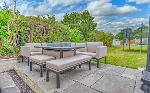 Dockyard House: Meubilair, Buitenmeubels, Openbare Ruimte, Stoel, Tuin, Buitentafel, Patio, Bankstel