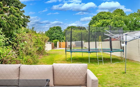 Dockyard House: Land Lot, Tuin, Schaduw, Landscaping, Gazon, Hek, Backyard, Werf, Kunstgras, Buitenmeubels