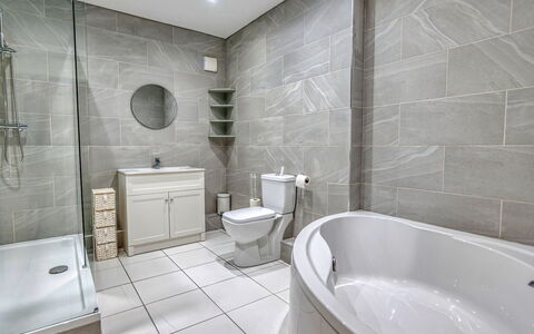 Dockyard House: Flooring, Interieur Ontwerp, Verdieping, Muur, Badkamer, Loodgieterswerkinrichting, Plafond, Tegel, Huis, Loodgieter