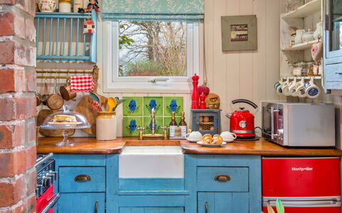 Y Golchdy: Keuken, Toestel Van De Keuken, Interieur Ontwerp, Major Appliance, Countertop, Meubilair, Cabinetry, Verlichting, Kamer, Huis