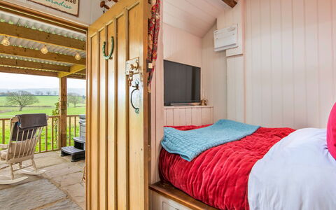 Y Golchdy: Hout, Meubilair, Interieur Ontwerp, Verdieping, Beits, Slaapkamer, Hardwood, Bed, Bed Frame, Vernis