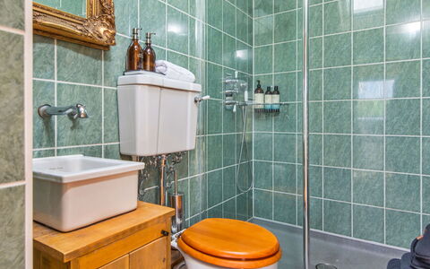 Y Golchdy: Badkamer, Loodgieterswerkinrichting, Wc Bril, Wastafel In De Badkamer, Toilet, Wastafel, Kraan, Flooring, Loodgieter, Verdieping