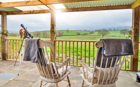 Y Golchdy: Hout, Meubilair, Land Lot, Buitenmeubels, Stoel, Veranda, Hardwood, Beits, Gazon, Tuin