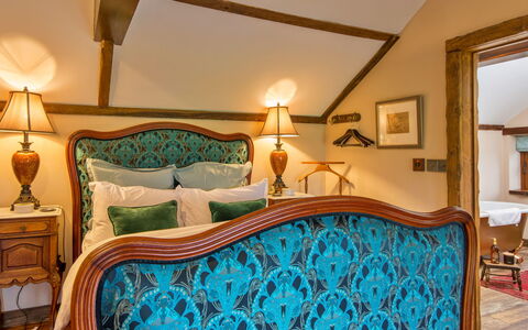 Gablebach: Meubilair, Interieur Ontwerp, Hout, Slaapkamer, Verlichting, Bed, Plafond, Bedding, Kamer, Laken