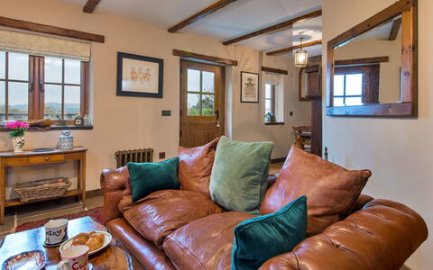 Gablebach: Muur, Meubilair, Hout, Huis, Huis, Verblijf, Hardwood, Bankstel, Fotolijst, Woonkamer