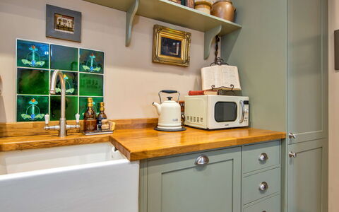 Gablebach: Keuken, Cabinetry, Interieur Ontwerp, Toestel Van De Keuken, Countertop, Hout, Lade, Major Appliance, Flooring, Meubilair
