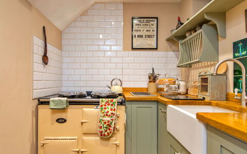 Gablebach: Keuken, Toestel Van De Keuken, Countertop, Major Appliance, Cabinetry, Interieur Ontwerp, Fornuis, Hout, Fornuis, Meubilair