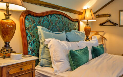 Gablebach: Meubilair, Interieur Ontwerp, Slaapkamer, Bed, Hout, Bedding, Linens, Verlichting, Laken, Textiel