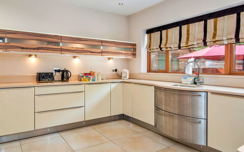 Bryncoch Retreat: Keuken, Interieur Ontwerp, Toestel Van De Keuken, Countertop, Flooring, Cabinetry, Hout, Meubilair, Plafond, Major Appliance