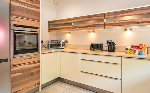 Bryncoch Retreat: Hout, Flooring, Interieur Ontwerp, Cabinetry, Countertop, Toestel Van De Keuken, Meubilair, Plafond, Keuken, Verdieping