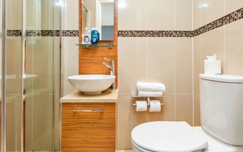Bryncoch Retreat: Badkamer, Loodgieterswerkinrichting, Flooring, Wastafel, Toilet, Wc Bril, Verdieping, Wastafel In De Badkamer, Interieur Ontwerp, Kraan