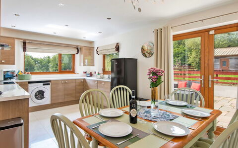 Bryncoch Lodge: Interieur Ontwerp, Kamerplant, Beits, Hardwood, Countertop, Vernis, Huishoudapparatuur, Keuken En Eettafel, Woonkamer