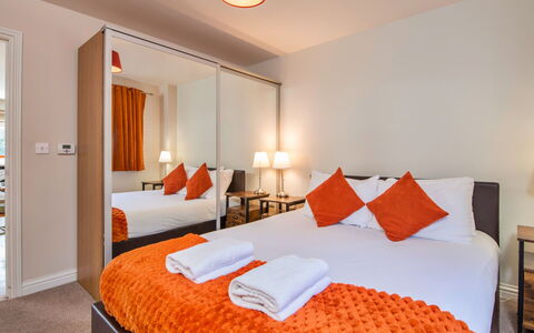Bryncoch Lodge: Interieur Ontwerp, Meubilair, Bed, Hout, Flooring, Verdieping, Plafond, Slaapkamer, Laken, Bedding
