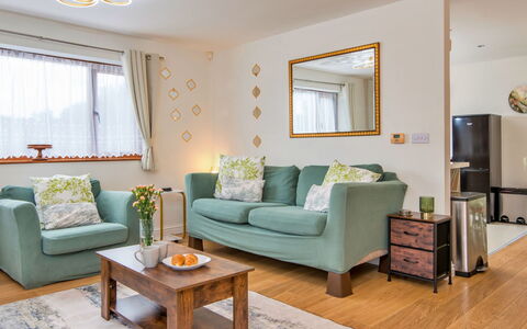 Bryncoch Lodge: Meubilair, Interieur Ontwerp, Bankstel, Flooring, Hout, Verdieping, Kamer, Woonkamer, Tafel, Verlichting