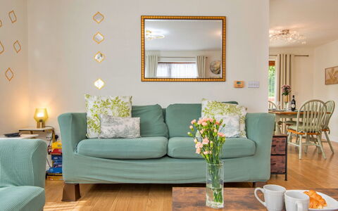 Bryncoch Lodge: Meubilair, Interieur Ontwerp, Bankstel, Muur, Flooring, Woonkamer, Verdieping, Hout, Kamer, Kussen