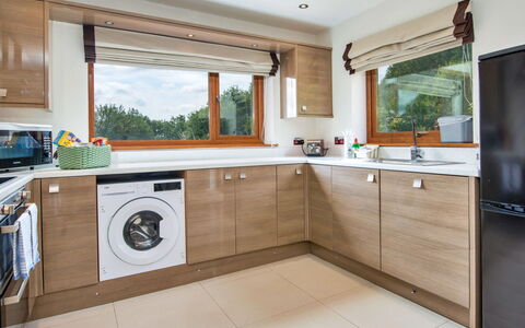 Bryncoch Lodge: Flooring, Interieur Ontwerp, Countertop, Keuken, Hout, Major Appliance, Verdieping, Meubilair, Toestel Van De Keuken, Cabinetry