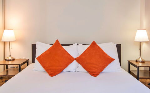 Bryncoch Lodge: Meubilair, Interieur Ontwerp, Bed, Verdieping, Flooring, Hout, Slaapkamer, Kamer, Linens, Laken