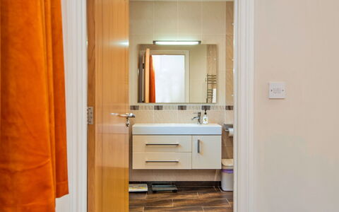 Bryncoch Lodge: Flooring, Muur, Interieur Ontwerp, Verdieping, Hout, Loodgieterswerkinrichting, Deur, Spiegel, Kamer, Badkamer