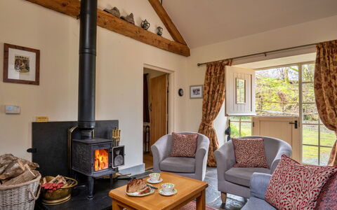 Drovers Retreat: Hout, Meubilair, Verblijf, Flooring, Haard, Woonkamer, Hardwood, Schoorsteen, Stoel, Houtkachel