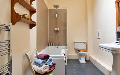 Drovers Retreat: Badkamer, Loodgieterswerkinrichting, Flooring, Verdieping, Interieur Ontwerp, Bad, Kraan, Wastafel, Loodgieter, Toilet