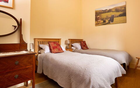 Drovers Retreat: Bed, Slaapkamer, Bedding, Meubilair, Laken, Verdieping, Muur, Flooring, Interieur Ontwerp, Hout