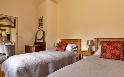 Drovers Retreat: Meubilair, Muur, Bed, Flooring, Interieur Ontwerp, Verdieping, Slaapkamer, Hout, Laken, Plafond