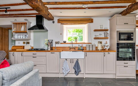 Penclogwynau: Keuken, Flooring, Countertop, Meubilair, Hout, Interieur Ontwerp, Cabinetry, Verdieping, Plafond, Huis