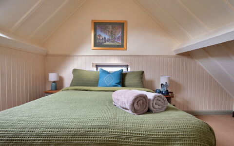 Pandy Farmhouse: Meubilair, Interieur Ontwerp, Slaapkamer, Bed, Hout, Verdieping, Flooring, Plafond, Laken, Bedding