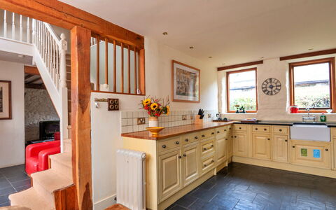 Pandy Farmhouse: Meubilair, Interieur Ontwerp, Flooring, Hout, Verdieping, Plafond, Cabinetry, Kamer, Verlichting, Keuken