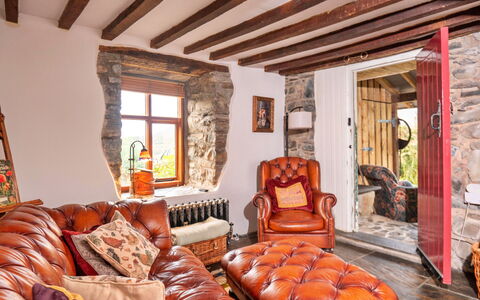 Waen Fechan: Meubilair, Muur, Interieur Ontwerp, Hout, Huis, Flooring, Verlichting, Kamer, Woonkamer, Huis