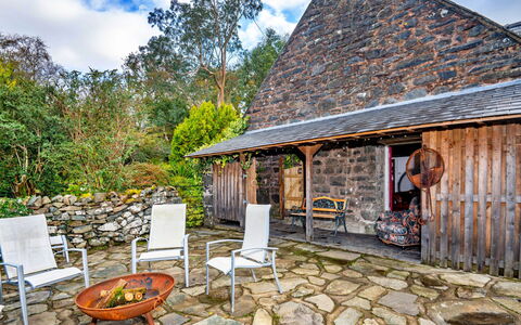 Waen Fechan: Hout, Verblijf, Huis, Stenen Muur, Flagstone, Schaduw, Tuin, Boerderij, Backyard, Natuurlijk Materiaal